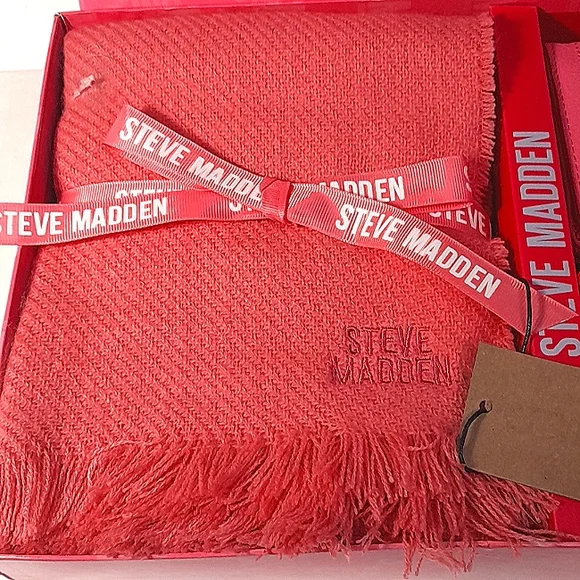 New STEVE MADDEN 2 Piece Gift Set Zip Wallet Fringe Scarf - Picture 3 of 5